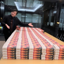 『塞王の楯』(集英社)サイン本作成&取材後の撮影の様子