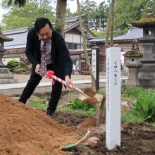 ５月１５日（日）山形県新庄市戸沢神社にて直木賞受賞記念植樹